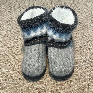 Muk Luks warm houseshoe boots